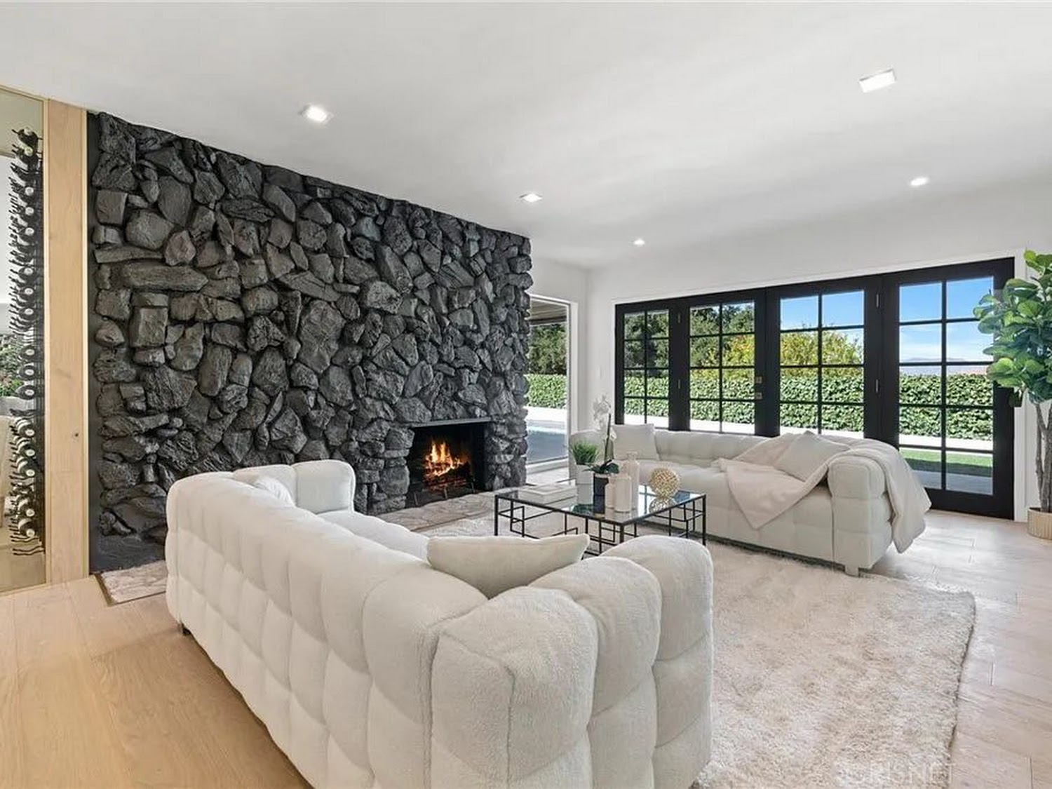 Maximizing space and highlighting key features through staging
